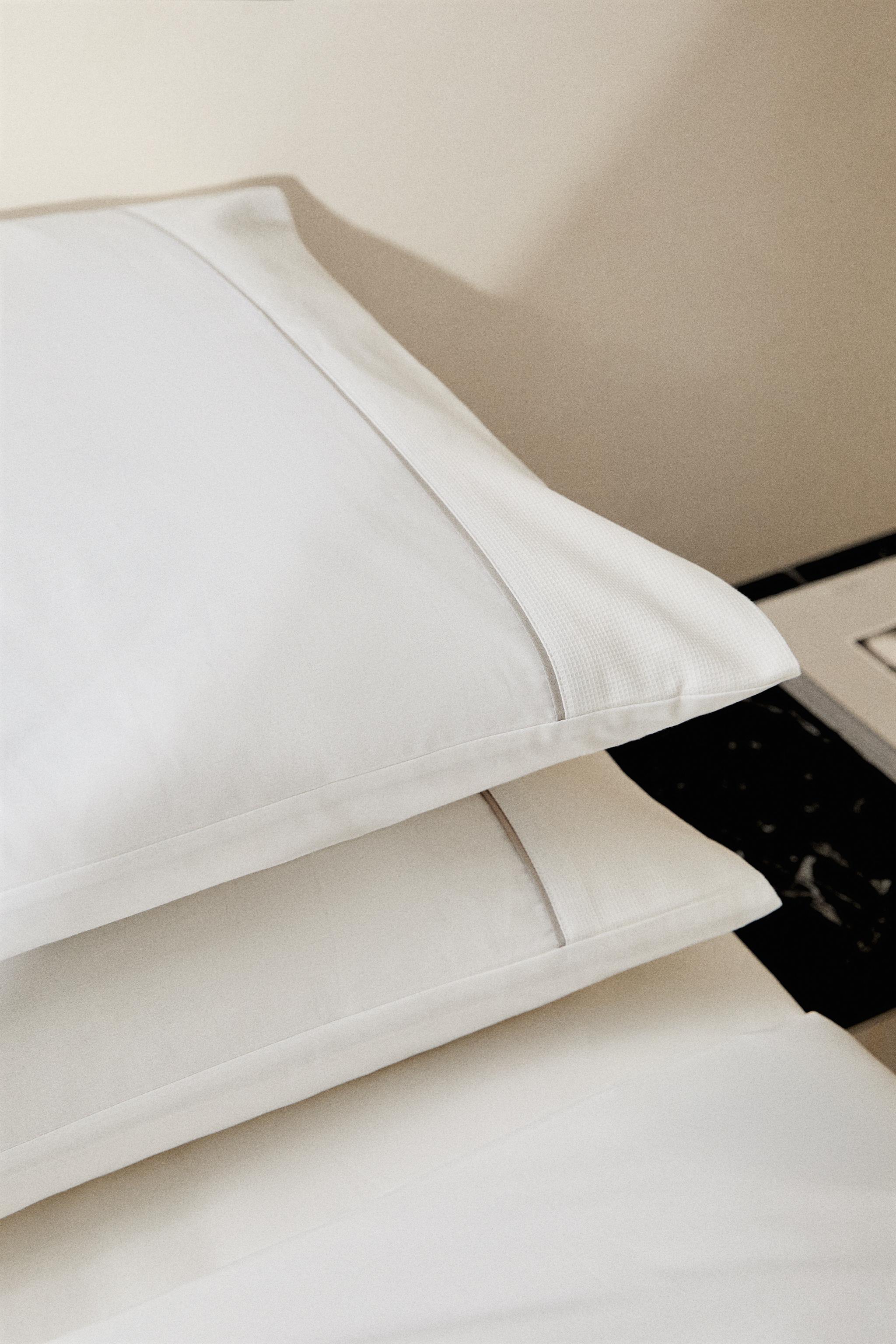 PIQUÉ PIPING PILLOWCASE